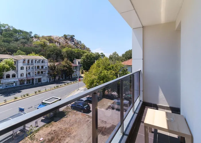 Modern 1-Bedroom Apartment With Free Parking