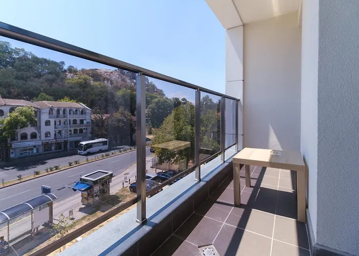 Modern 1-Bedroom Apartment With Free Parking