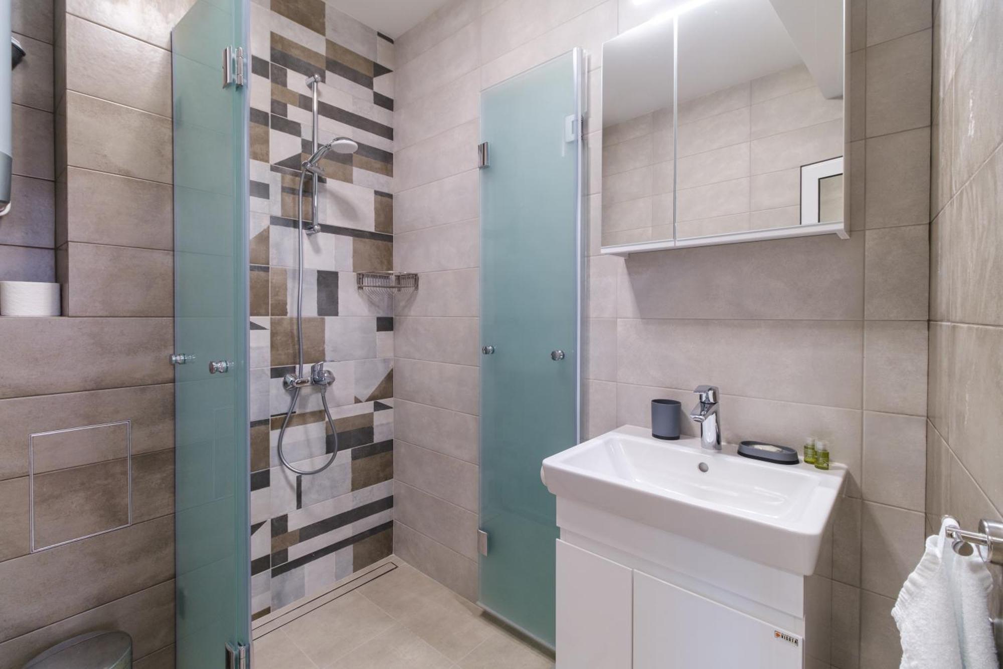 Modern 1-bedroom With Free Parking *
